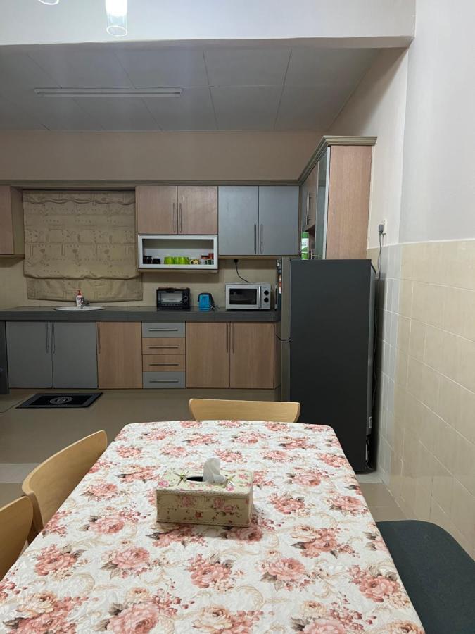 D'Lestari Homestay Seri Kembangan Exterior foto